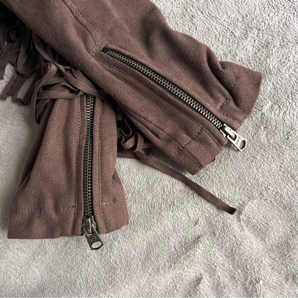 Abercrombie & Fitch Faux Suede Fringe Cropped Festival Jacket Stone Gray Medium - Picture 10 of 13